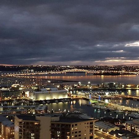 Magnificent Harbour View Skytower View Apartment In Cbd Auckland Eksteriør billede