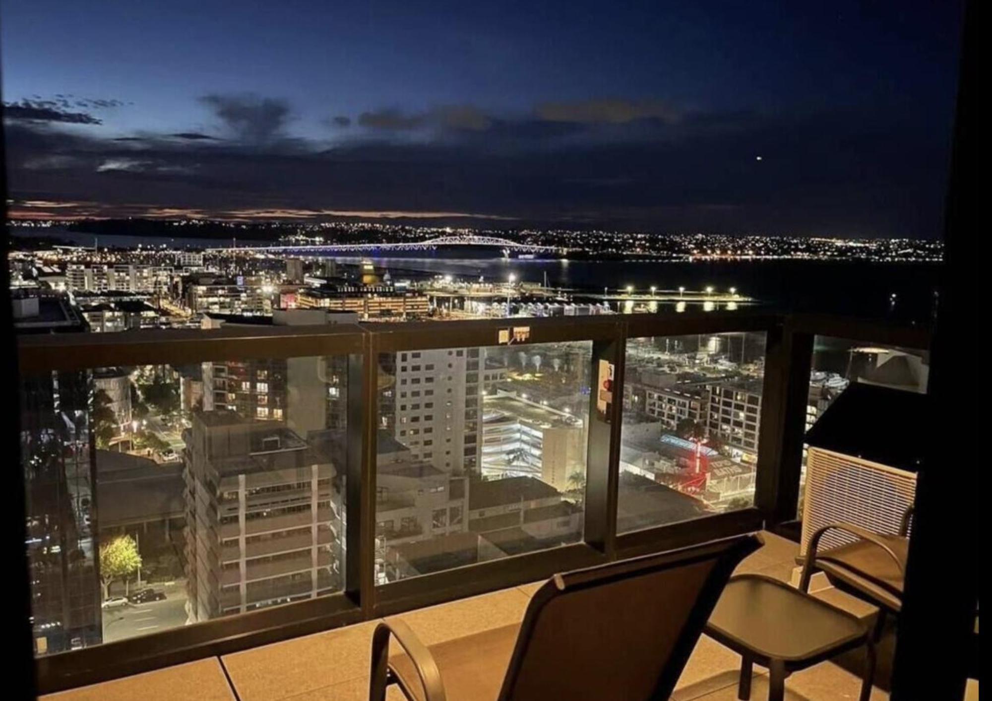 Magnificent Harbour View Skytower View Apartment In Cbd Auckland Eksteriør billede