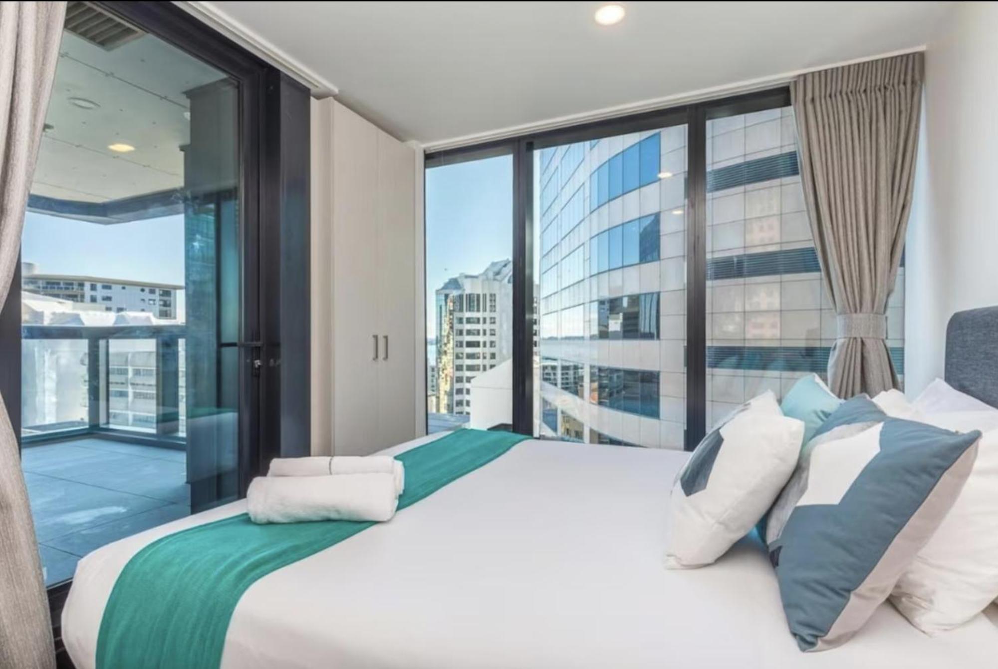 Magnificent Harbour View Skytower View Apartment In Cbd Auckland Eksteriør billede
