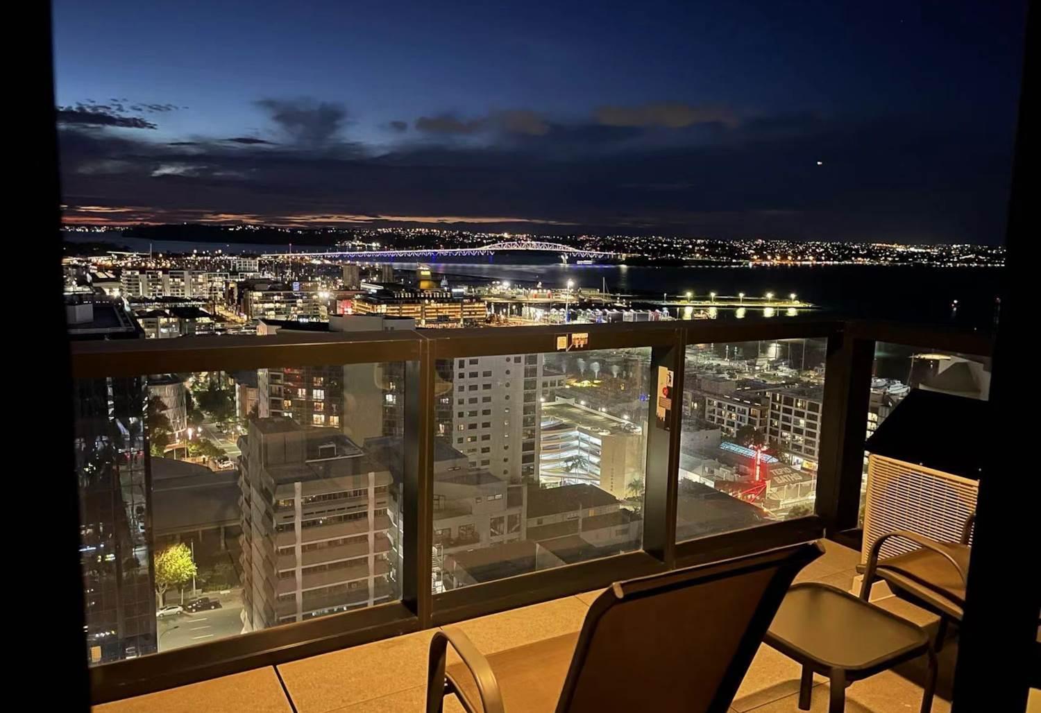 Magnificent Harbour View Skytower View Apartment In Cbd Auckland Eksteriør billede
