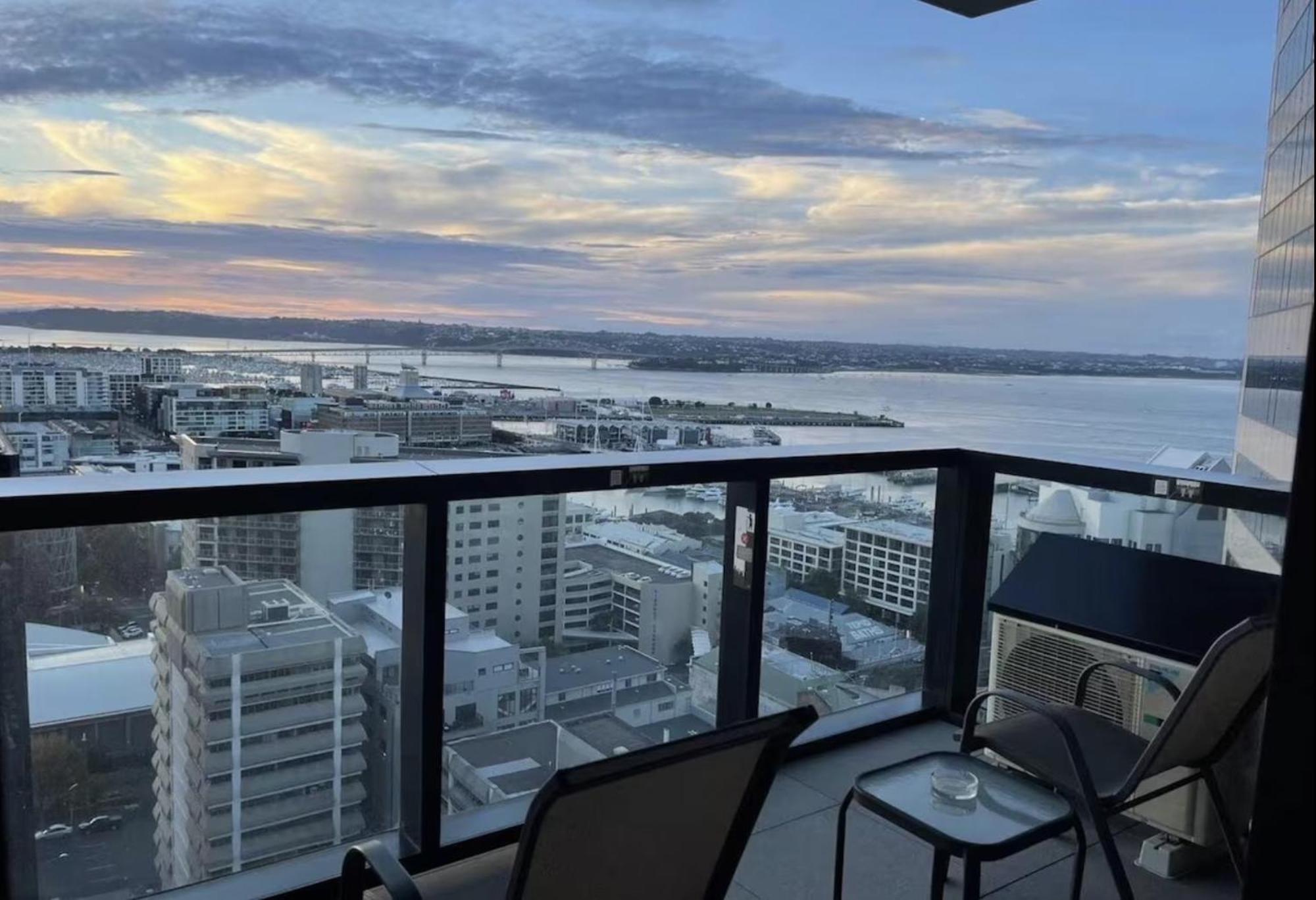 Magnificent Harbour View Skytower View Apartment In Cbd Auckland Eksteriør billede