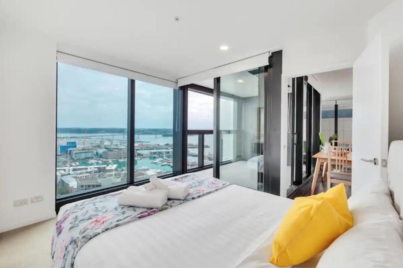 Magnificent Harbour View Skytower View Apartment In Cbd Auckland Eksteriør billede