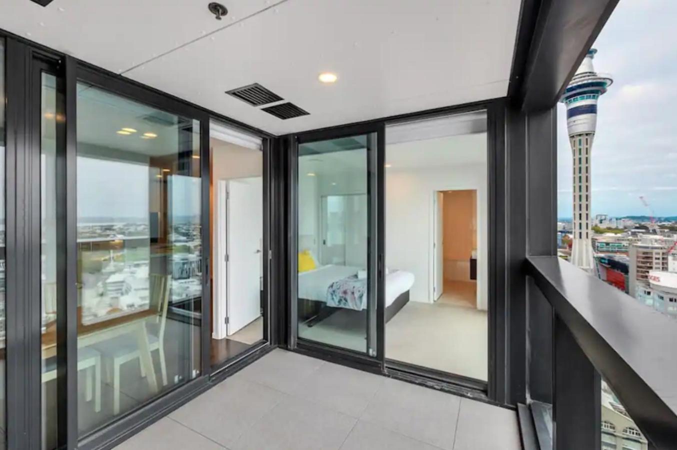 Magnificent Harbour View Skytower View Apartment In Cbd Auckland Eksteriør billede