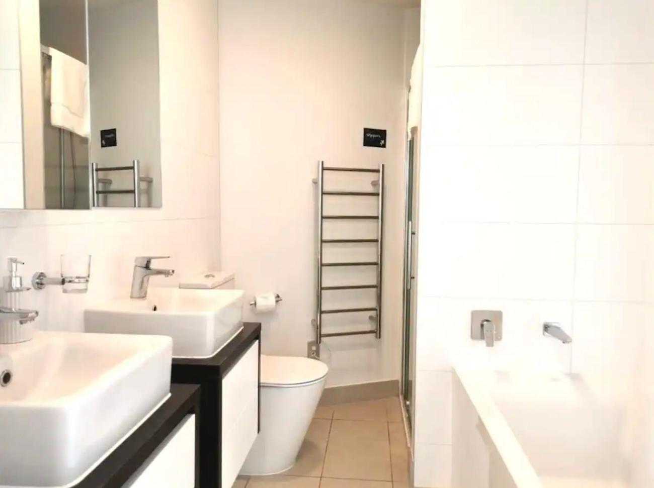 Magnificent Harbour View Skytower View Apartment In Cbd Auckland Eksteriør billede