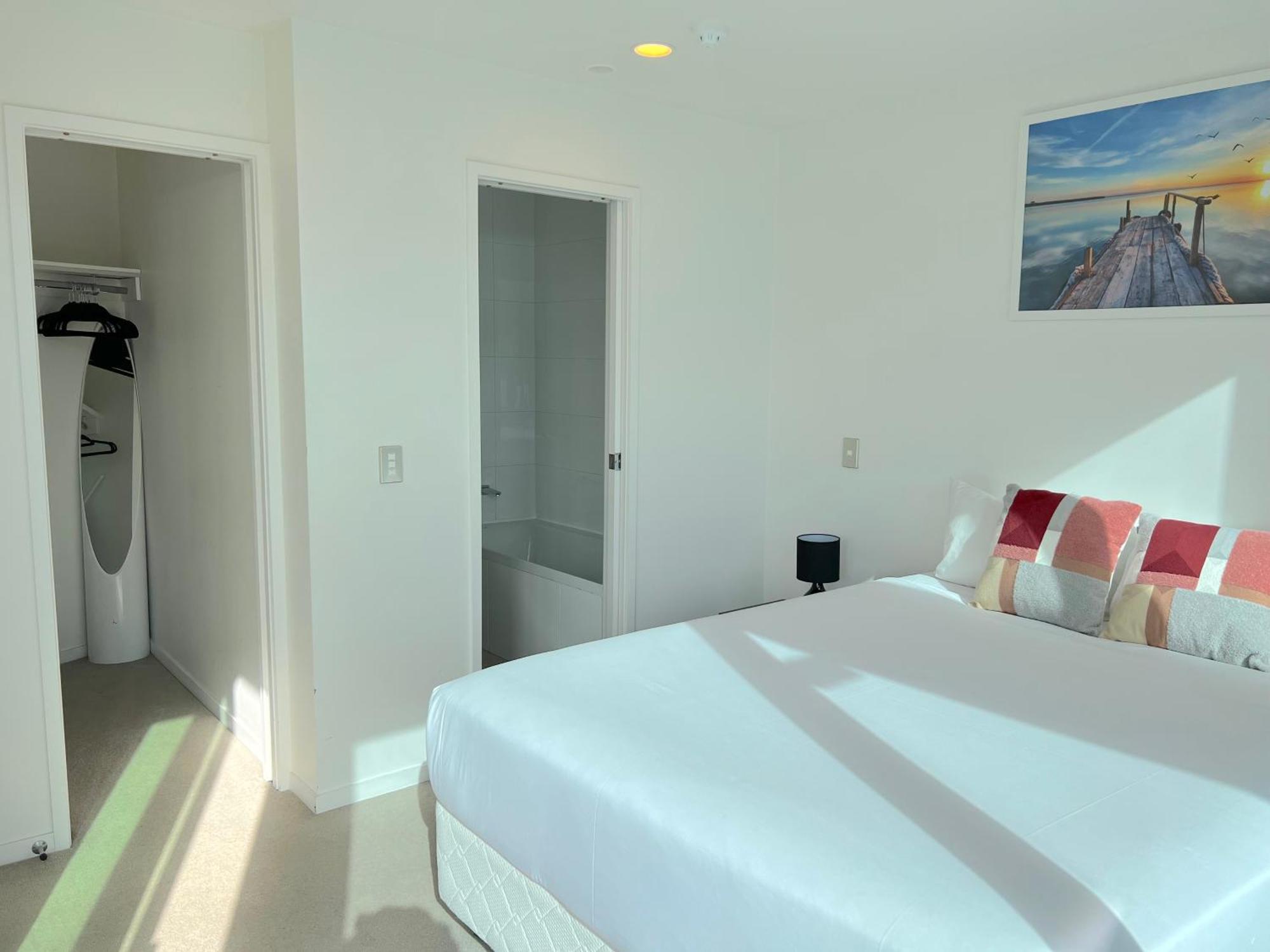 Magnificent Harbour View Skytower View Apartment In Cbd Auckland Eksteriør billede